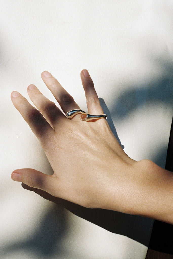 Alba Ring with quartz gemstone – sculptural two-finger ring in sterling silver, contemporary jewelry design by ANNE MANNS