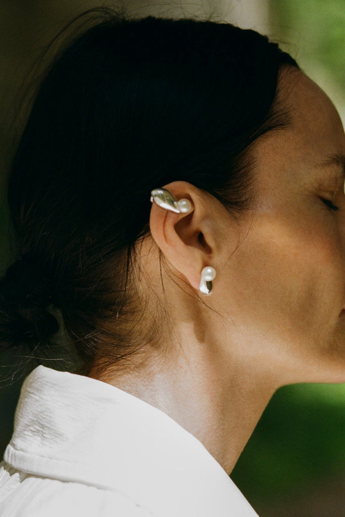 Agathe clip stud with freshwater pearl – sculptural aubergine-inspired earring design by ANNE MANNS