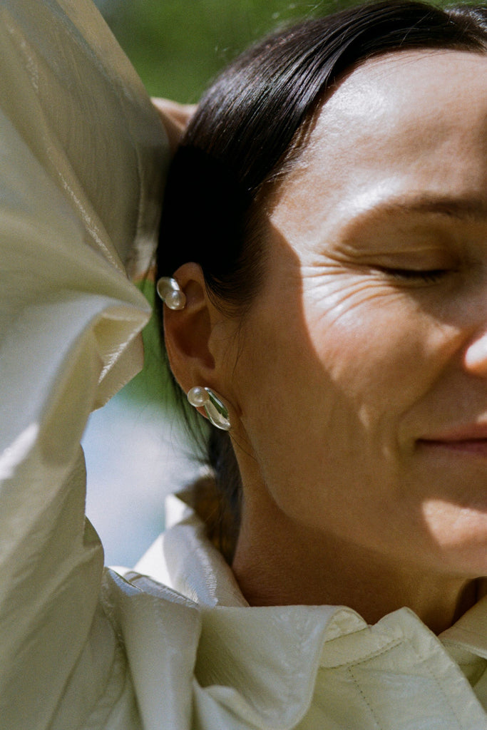 Agathe stud clip with freshwater pearl – sculptural aubergine-inspired earring design by ANNE MANNS