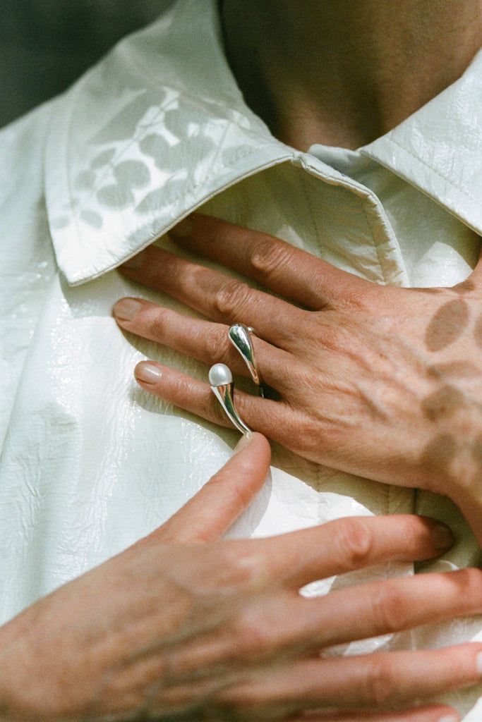 Detail view of Alba Ring with pearl – sculptural two-finger ring in sterling silver, handcrafted jewelry by ANNE MANNS