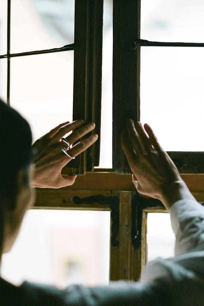 Mood shot of Alba Ring with pearl – sculptural two-finger ring in sterling silver, minimalist design by ANNE MANNS