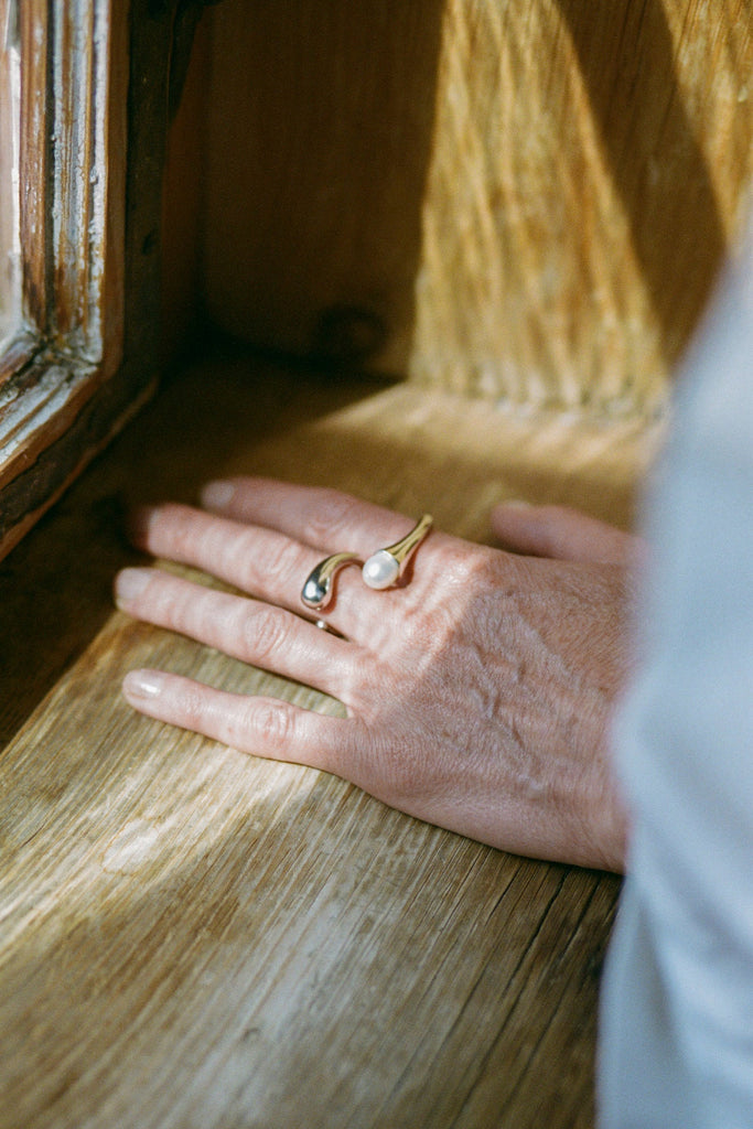 Alba Ring with pearl – sculptural two-finger ring in sterling silver, minimalist jewelry design by ANNE MANNS