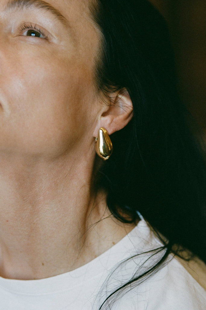 Front view of Aubergine Astrid earring in gold – bold sculptural jewelry by ANNE MANNS