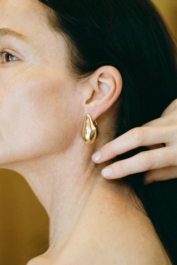 Aubergine Astrid earring in gold – bold sculptural jewelry design by ANNE MANNS