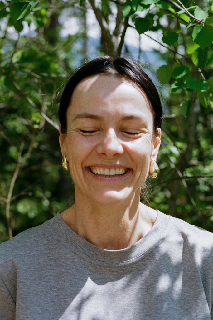 Comparison of Aubergine Astrid earrings in large and small size – sculptural jewelry design by ANNE MANNS