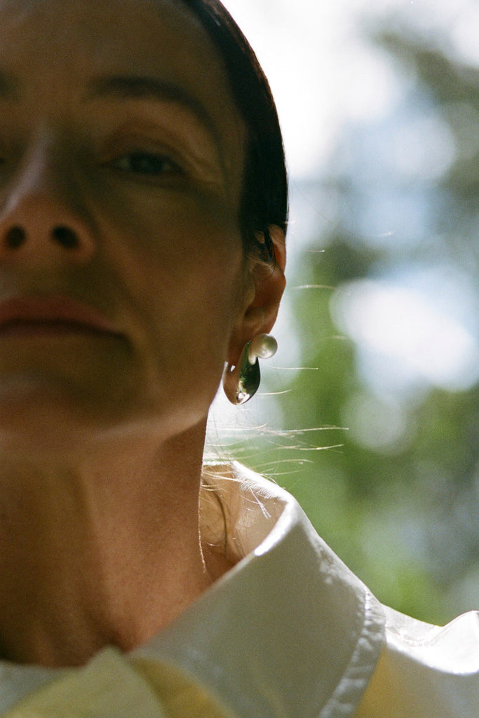 Detail view of Aubergine Astrid earring with freshwater pearl – sculptural aubergine-inspired jewelry by ANNE MANNS
