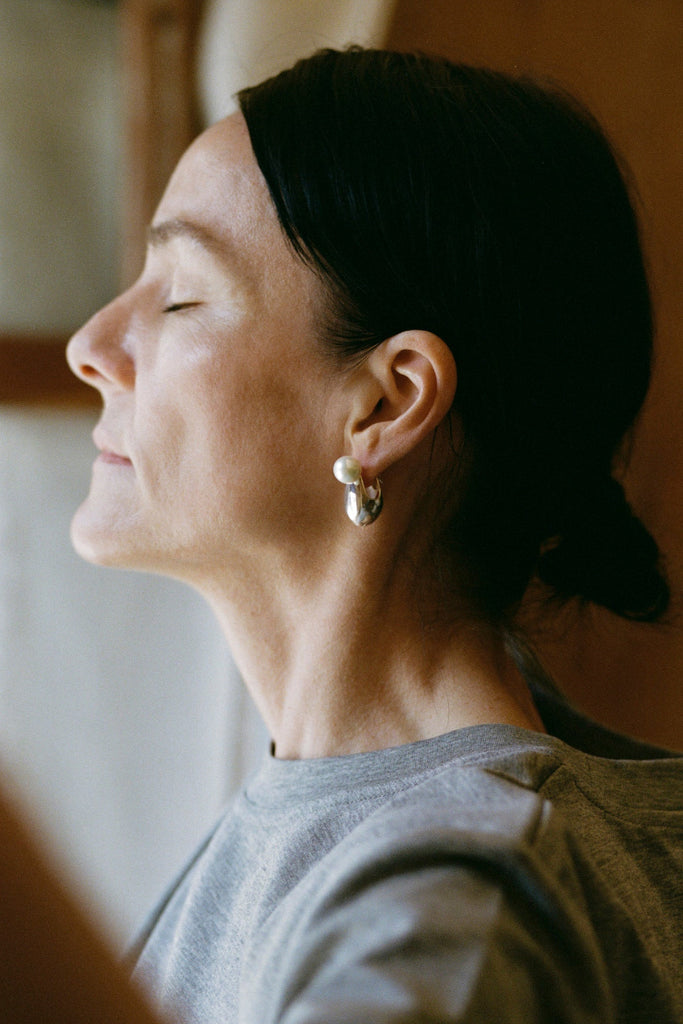 Side view of Aubergine Astrid earring with freshwater pearl – bold sculptural jewelry design by ANNE MANNS