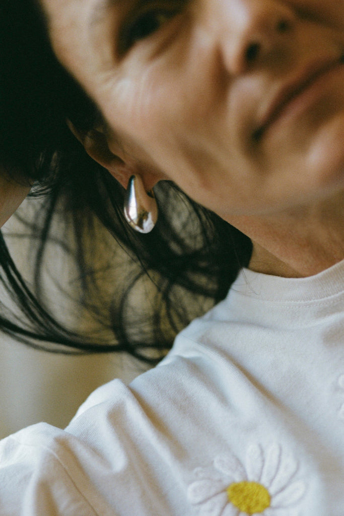 Front view of Aubergine Astrid earring in silver – bold sculptural jewelry design by ANNE MANNS