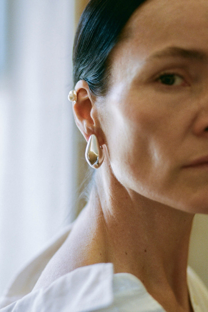 Aubergine Astrid earring in silver – bold sculptural jewelry design by ANNE MANNS