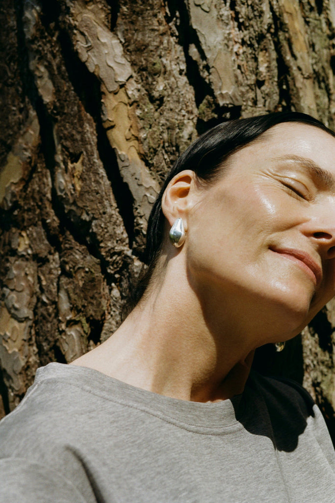 Small Aubergine Astrid earring in silver – sculptural jewelry design by ANNE MANNS