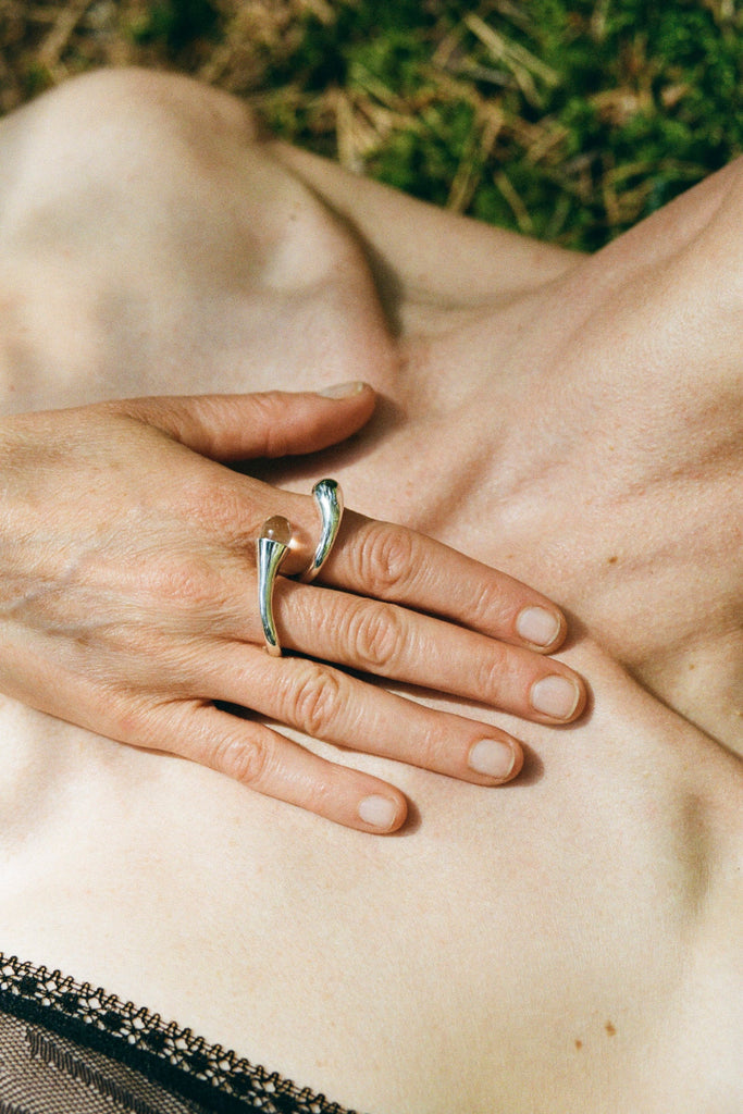 Detail view of Alba Ring with quartz – sculptural two-finger ring in sterling silver, minimalist jewelry by ANNE MANNS