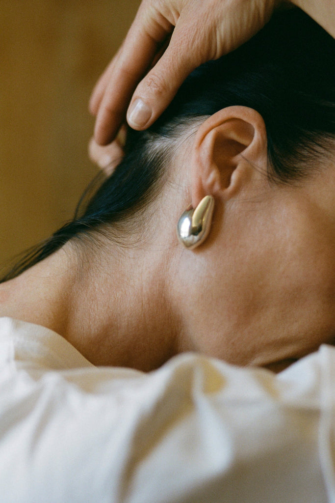 Large Aubergine Astrid earring in silver – bold sculptural jewelry design by ANNE MANNS