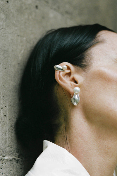 Astrid Alma clip earring with freshwater pearl – sculptural aubergine-inspired jewelry by ANNE MANNS